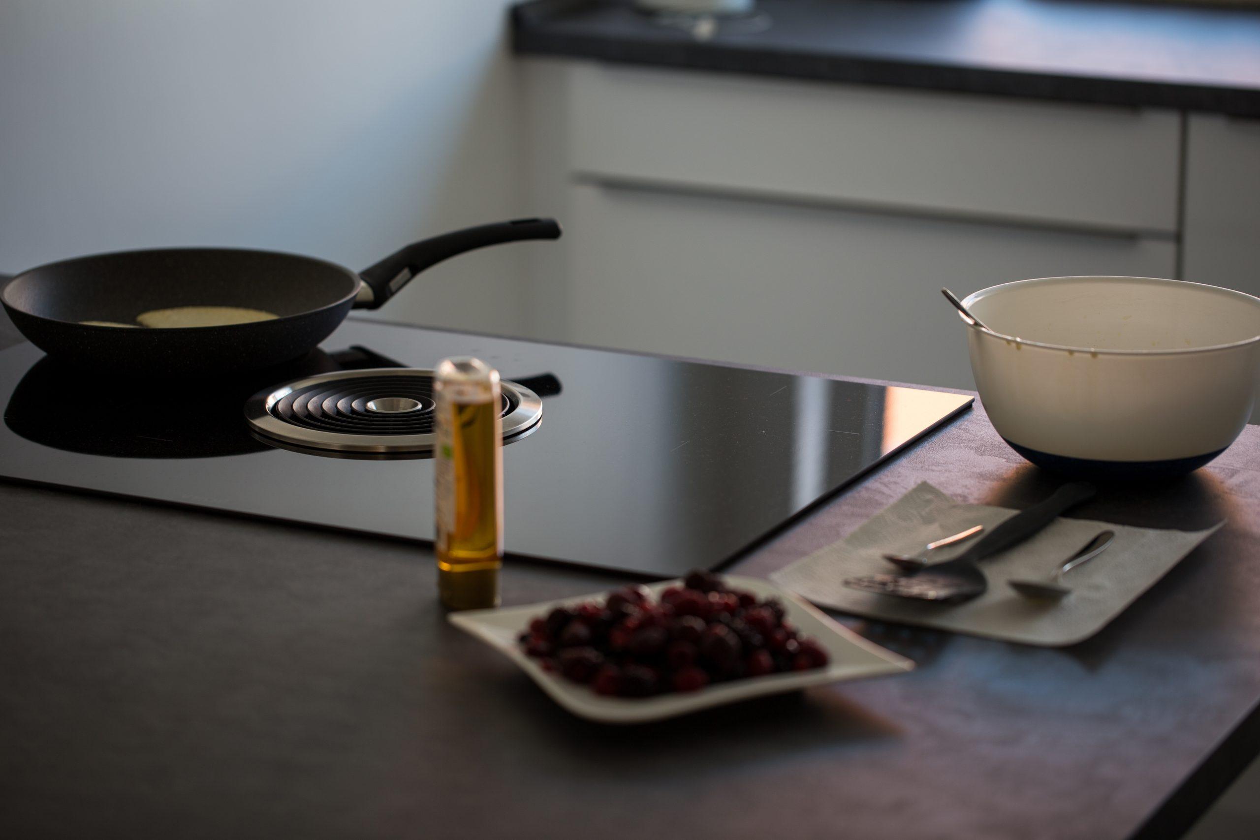 E-Filter für Muldenlüfter: Eine Moderne Herdplatte mit integriertem Muldenlüfter.