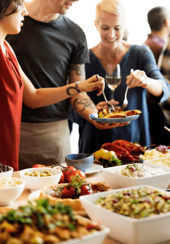 Flexible Luftreinigung: Der plasmaMade AirCleaner stehend in einem Büro.