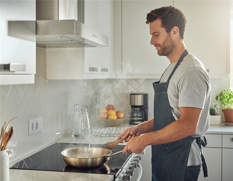 Veranstaltung mit vielen Menschen und einem Mann auf der Bühne